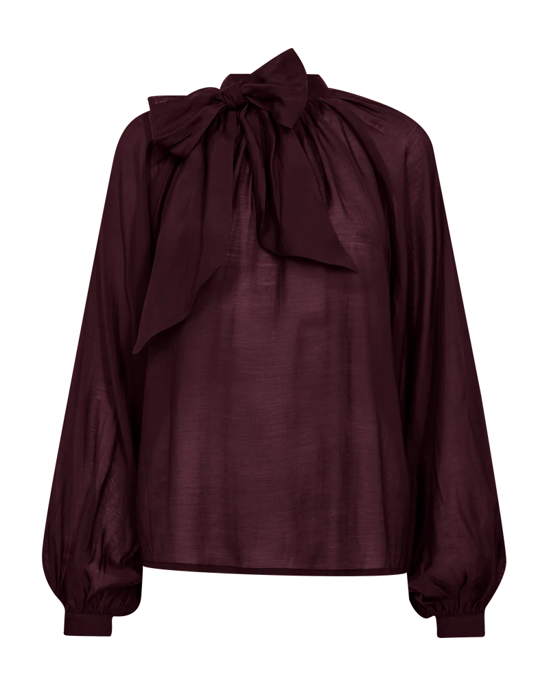 https://content.storeinfo.nl/applicatie/img/983/20250911110024_891061_packshot22069431368Front1CMTILLYBLOUSE20Windsor20Wine900x.webp