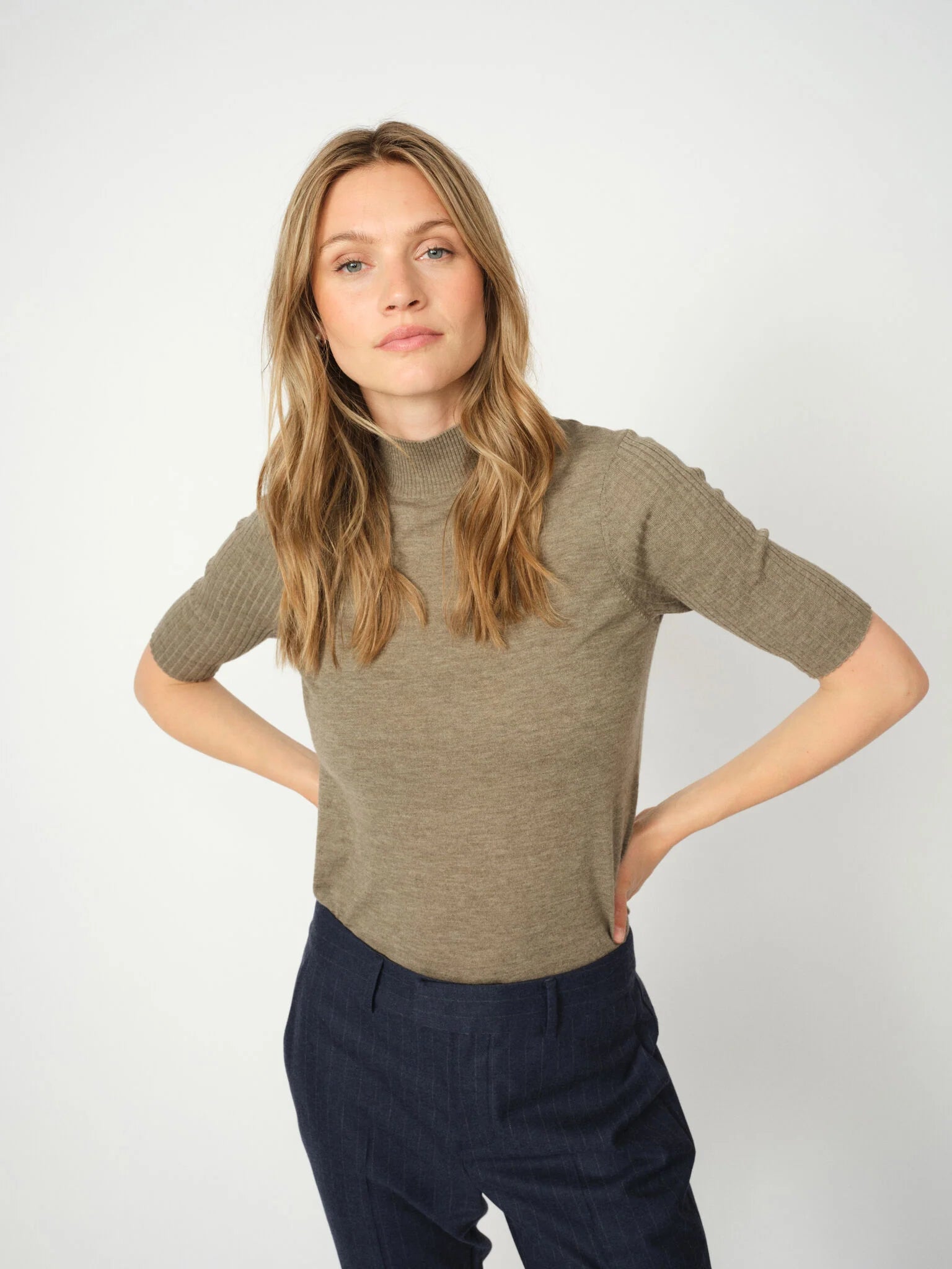 https://content.storeinfo.nl/applicatie/img/983/20250911140622_2209908_173100158MMRelenaTurtleneckSSKnitFalcon173780241MMEllenCariePantMaritimeBlue.webp