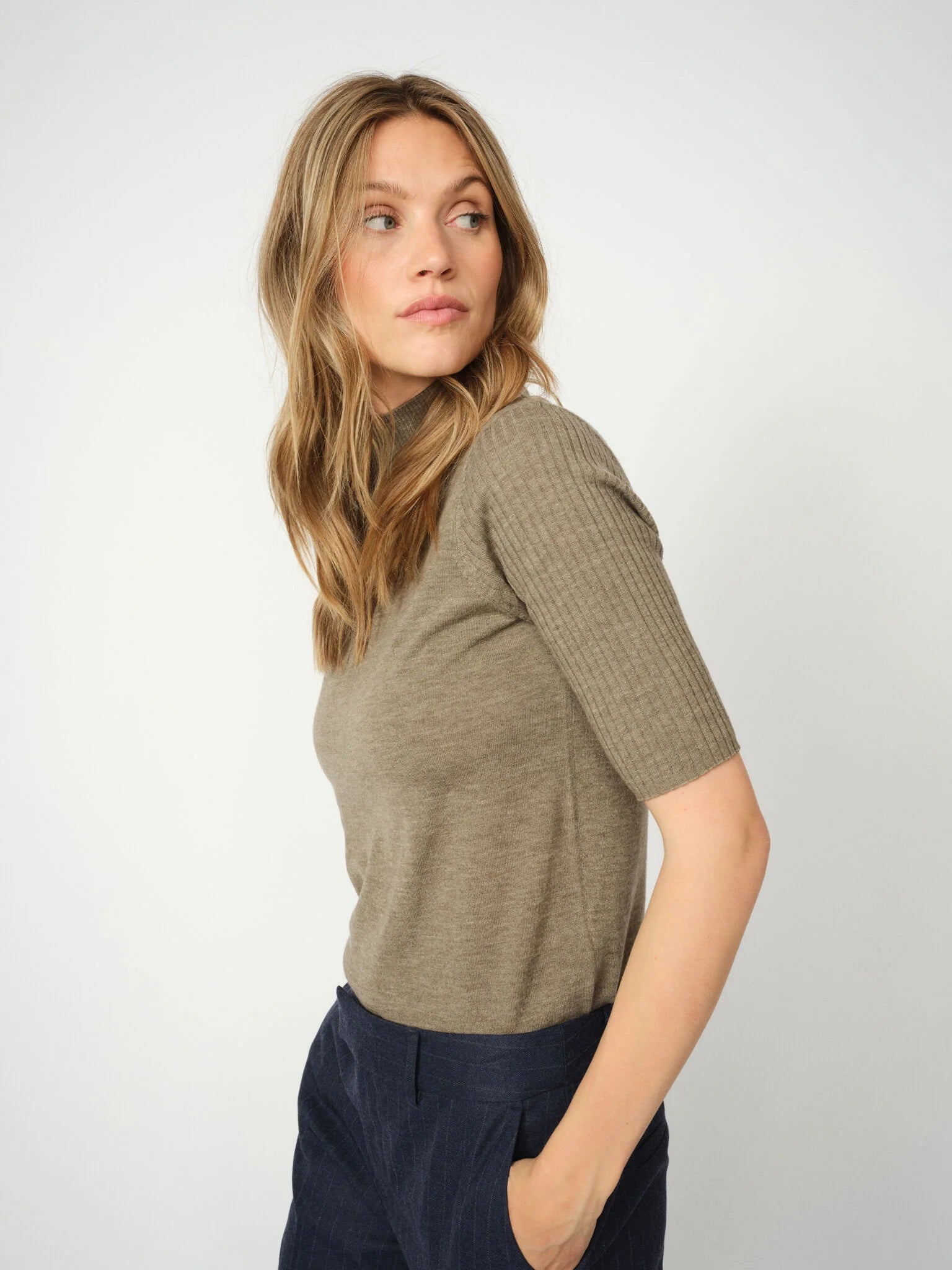 https://content.storeinfo.nl/applicatie/img/983/20250911140625_2209908_173100158MMRelenaTurtleneckSSKnitFalcon173780241MMEllenCariePantMaritimeBlue1.webp