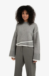https://content.storeinfo.nl/applicatie/img/983/20251009125603_453230_knittedsweaterwithcontrastinglines19deafd0c2862413d83980c9e7f93f76c.webp