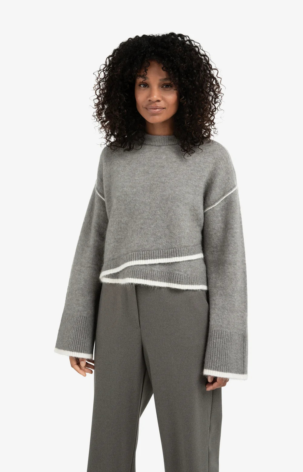 https://content.storeinfo.nl/applicatie/img/983/20251009125603_453230_knittedsweaterwithcontrastinglines19deafd0c2862413d83980c9e7f93f76c.webp