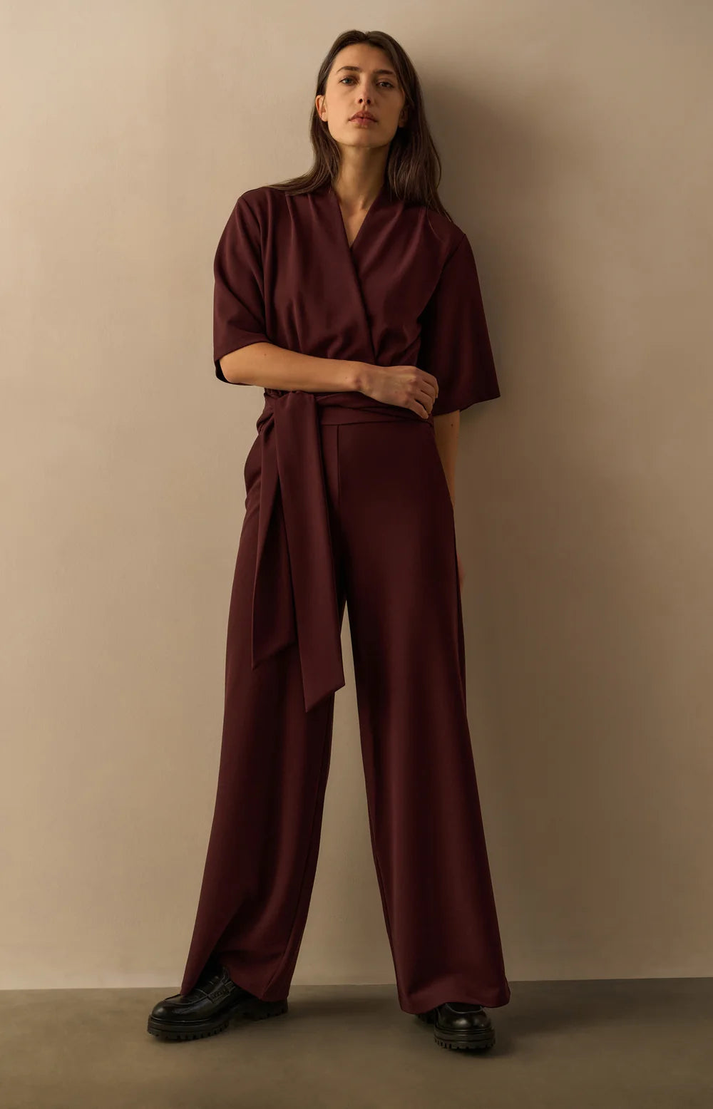 https://content.storeinfo.nl/applicatie/img/983/20251104193657_1637377_jerseyjumpsuitwithshortsleevesandtiebelt1ac41c86475c2497abfd47306e508cc12.webp