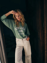 https://content.storeinfo.nl/applicatie/img/983/20260130154451_424086_177510846MMNimaCelliOLSSweatshirtTurfGreen177940119MMDaraSaluteJeansClay2.webp