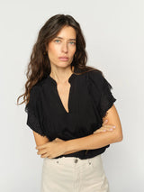 https://content.storeinfo.nl/applicatie/img/983/20260319140153_918364_177350801MMWeaFlowishBlouseBlack176660180MMBatiLenShortsEcru11.webp