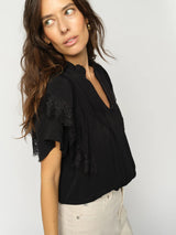 https://content.storeinfo.nl/applicatie/img/983/20260319140158_927490_177350801MMWeaFlowishBlouseBlack176660180MMBatiLenShortsEcru.webp