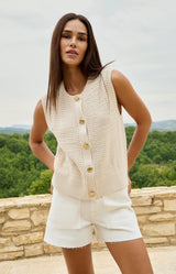 https://content.storeinfo.nl/applicatie/img/983/20260403113322_2995442_sleevelesstexturedcardiganwithgoldtonebuttons2d5aa002d4084700b4f3e7a316b9e263.webp