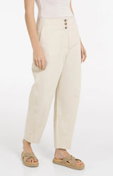 https://content.storeinfo.nl/applicatie/img/983/20260410110907_3361031_highwaistbarreltrouserswithbuttondetail1087284c0339d465592cb7663b9c4e5cb.webp