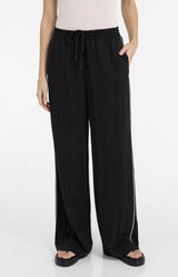 https://content.storeinfo.nl/applicatie/img/983/20260508171656_1608009_trouserswithwidelegsandcontraststitchingl328cb6813697124a88845584b781b9ab46.webp