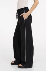 https://content.storeinfo.nl/applicatie/img/983/20260508171658_1597052_trouserswithwidelegsandcontraststitchingl32417c745fd49a4e0d8bf69be179a7f7f8.webp