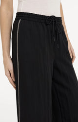 https://content.storeinfo.nl/applicatie/img/983/20260508171707_1610916_trouserswithwidelegsandcontraststitchingl320a62a14b89be4df6a631d5e7160f2d74.webp
