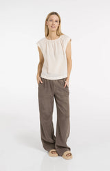 https://content.storeinfo.nl/applicatie/img/983/20260508172005_1613659_sleevelesstopwithpleatednecklineanddrawstring.webp