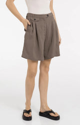 https://content.storeinfo.nl/applicatie/img/983/20260514102937_3697940_wovenlongerlengthbermudashorts19d5884810cd643e18282c150f56c8c42.webp
