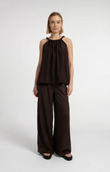 https://content.storeinfo.nl/applicatie/img/983/20260612142244_2812429_haltertopwithbraidednecklineandtiedetail.webp
