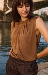 https://content.storeinfo.nl/applicatie/img/983/20260711174528_568768_sleevelesstopwithpleatednecklinedetail36f740157a144ff39fcc91f53801e845.webp