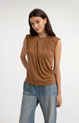 https://content.storeinfo.nl/applicatie/img/983/20260711174530_562983_sleevelesstopwithpleatednecklinedetail81ba5ce8e51c4ee49dcceef5ea40785b.webp