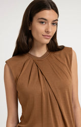 https://content.storeinfo.nl/applicatie/img/983/20260711174536_554215_sleevelesstopwithpleatednecklinedetail43ced02848874f92afaed577d5877955.webp