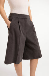 https://content.storeinfo.nl/applicatie/img/983/20260711174841_553605_bermudashortswithhighwaistandpleats566263abbef442ba939dd423066caa09.jpg