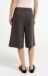 https://content.storeinfo.nl/applicatie/img/983/20260711174849_569597_bermudashortswithhighwaistandpleats1deb8c57b353465b8f47326211344a9e.webp