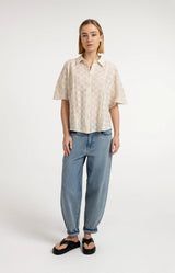 https://content.storeinfo.nl/applicatie/img/983/20260711175429_553603_jacquardblousewithshortwidesleeves.webp