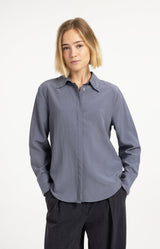 https://yaya.eu/cdn/shop/files/blouse-with-collar-detail-and-long-sleeves-1_7372a772-5dde-4b1a-8166-8b1ee8895954.jpg?v=1788434958&width=1000