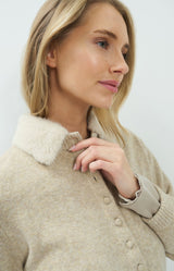 https://yaya.eu/cdn/shop/files/cardigan-with-detachable-collar-light-beige-melange_329b2532-4819-41bc-aa84-9c4ffffa1e82.jpg?v=1790944505&width=1000