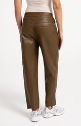 https://yaya.eu/cdn/shop/files/faux-leather-carrot-fit-trousers-1_20521f12-7146-437e-871f-c604c5d7d2c9.jpg?v=1785826226&width=1200
