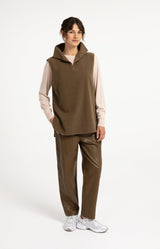 https://yaya.eu/cdn/shop/files/faux-leather-carrot-fit-trousers-1_25a8814c-3084-491a-8990-6a2799b45f2e.jpg?v=1785826257&width=1200