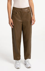 https://yaya.eu/cdn/shop/files/faux-leather-carrot-fit-trousers-1_78ced2ad-c2a5-4061-8f48-50fb1b520038.jpg?v=1788275745&width=1000