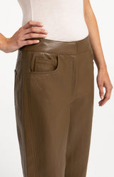 https://yaya.eu/cdn/shop/files/faux-leather-carrot-fit-trousers-1_e21e7f74-c9ac-47b0-a80f-5d4a11b93997.jpg?v=1785826243&width=1200