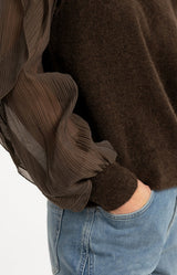 https://yaya.eu/cdn/shop/files/knitted-sweater-with-ruffle-sleeves_d1c2b5bf-c1ab-4332-9280-d1906e5d8ddc.jpg?v=1788272917&width=1200