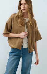 https://yaya.eu/cdn/shop/files/oversized-suedine-jacket-with-short-sleeves_3b82f2a7-11b6-4e7a-84f6-aa7381f361ee.jpg?v=1786544701&width=1000