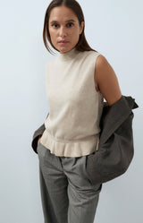 https://yaya.eu/cdn/shop/files/sleeveless-fine-knit-top-with-flounce-hem_07980760-3f19-4cce-b55d-c9a72dae8c98.jpg?v=1788276991&width=1000