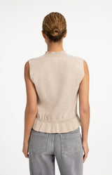 https://yaya.eu/cdn/shop/files/sleeveless-fine-knit-top-with-flounce-hem_f4a489e2-caef-4b4b-81e1-87c3a3b52aac.jpg?v=1788276940&width=1000