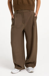 https://yaya.eu/cdn/shop/files/woven-barrel-leg-trousers-with-pleat-detail_2df62264-1c9a-43d3-a6f4-45a7ca177c76.jpg?v=1786546932&width=1000