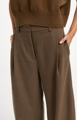 https://yaya.eu/cdn/shop/files/woven-barrel-leg-trousers-with-pleat-detail_75557394-7e62-4a2a-b901-a2bf4c2a7757.jpg?v=1786547009&width=1200