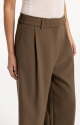 https://yaya.eu/cdn/shop/files/woven-barrel-leg-trousers-with-pleat-detail_e81e1d53-420c-4f8b-b850-608d57ba7f59.jpg?v=1786546987&width=1200