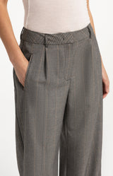 https://yaya.eu/cdn/shop/files/woven-wide-leg-check-trousers-with-pleat-details_406fa010-9e13-4528-b8de-2f06aa253f58.jpg?v=1788438845&width=1000